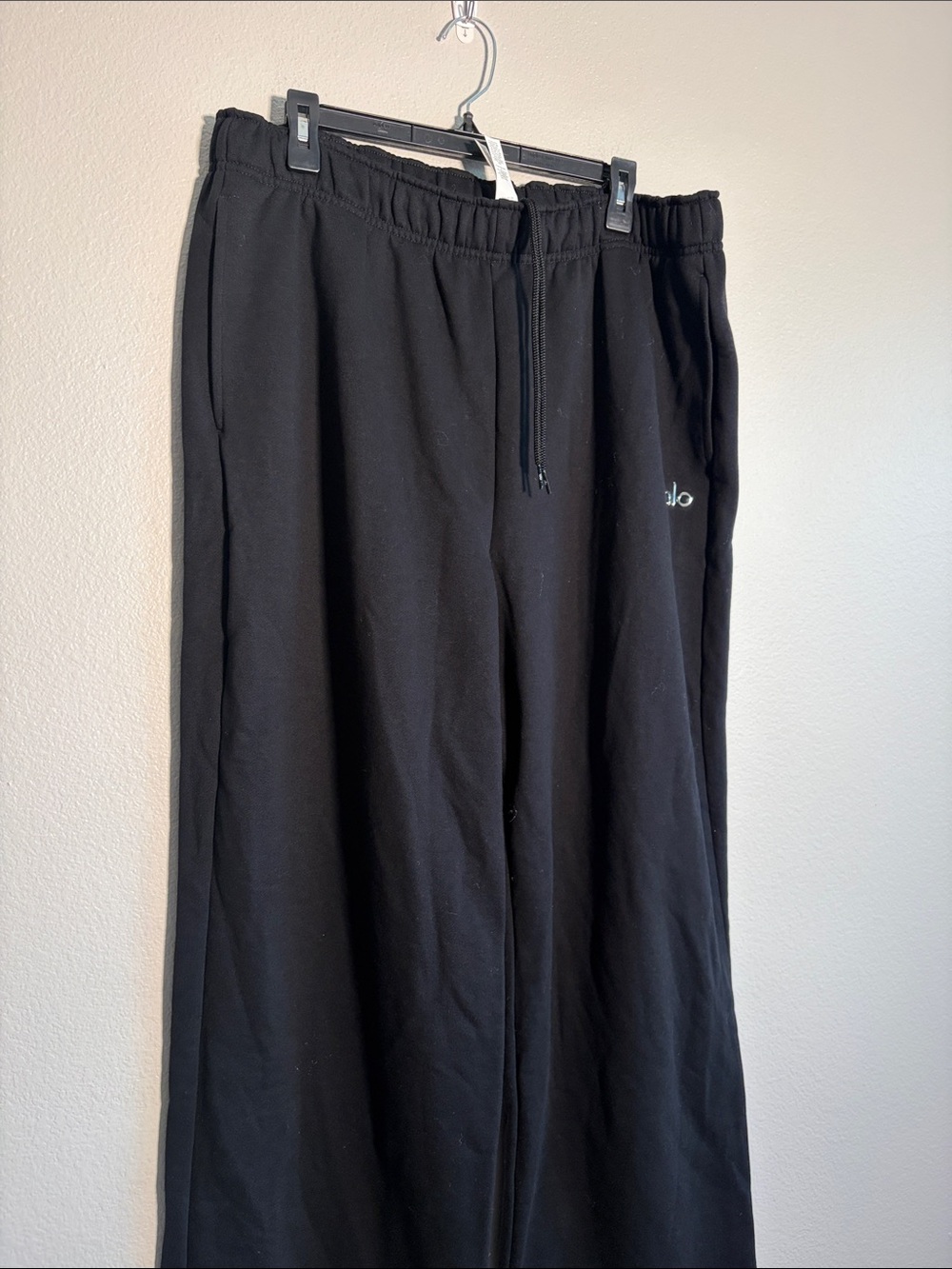 ALO Yoga Accolade Straight Leg Sweatpant in Black - XL - Picture 4 of 6